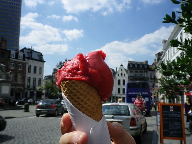 歩いていたら急にお腹に激痛が…（汗）<br /><br />イリーで飲んだミルクたっぷりのカフェオレのせいか?!<br />私は旦那を振り返らずにトイレへ駆け込み、<br />待っている間旦那はアイスクリームの列に並んでた（笑）