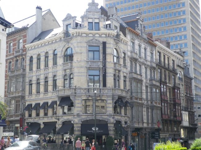 ピエールマルコリー二。<br /><br />建物はパリより立派な気がする。