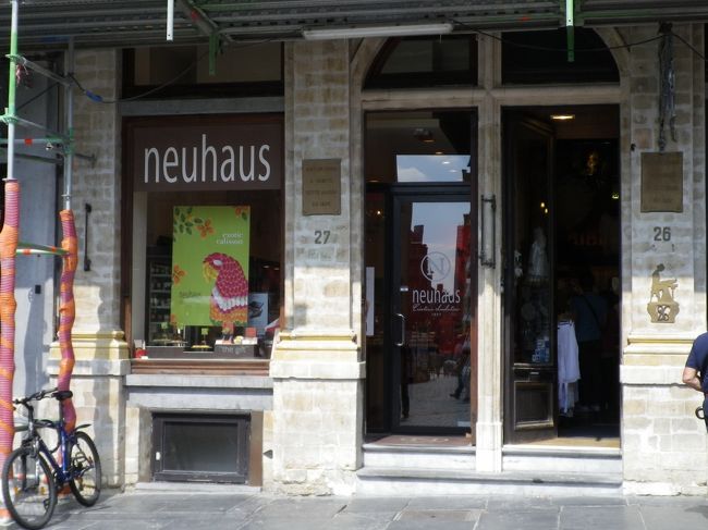 ノイハウスでお菓子を買い込む。