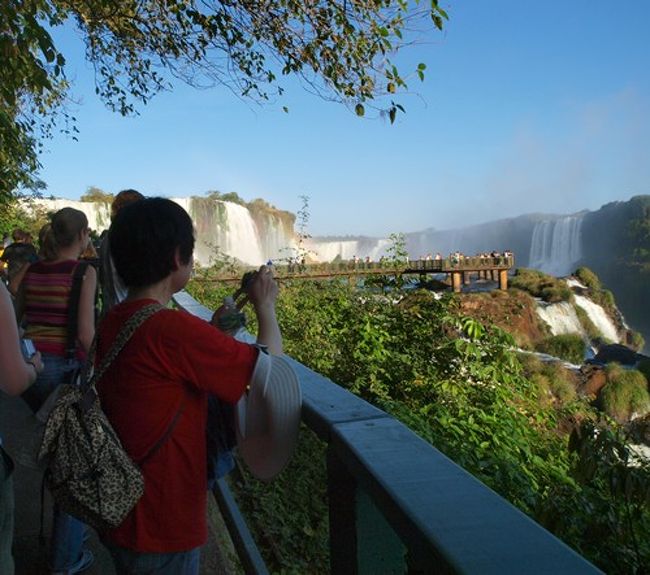 実際あの地点に行くと滝のしぶきで防水カメラしか使えません。