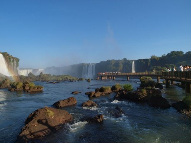 はやる気持ちを抑えて足下に注意しましょう。<br />乾期なので水量が少ないですが・・。