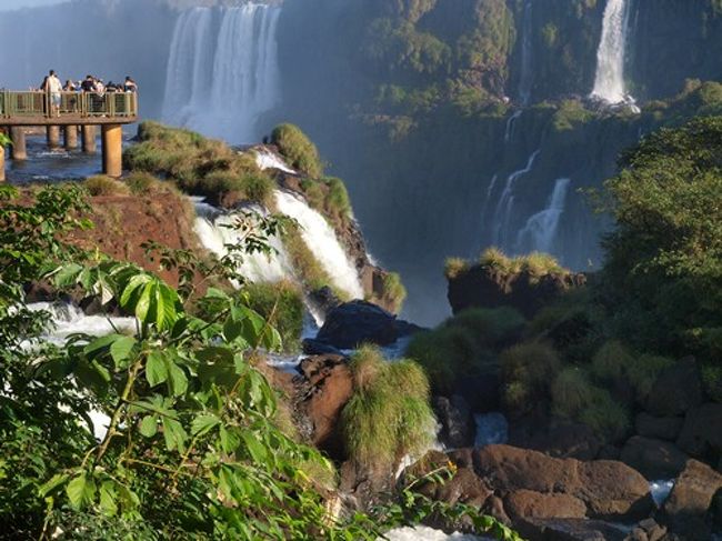 眼下に滝壺。<br />必然的に濡れます。<br />カメラはバッグに入れましょう。