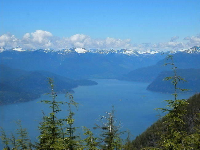 こちらは、北方面。<br /><br />まだ雪の残っている山々は、ウィスラーの方でしょうか。