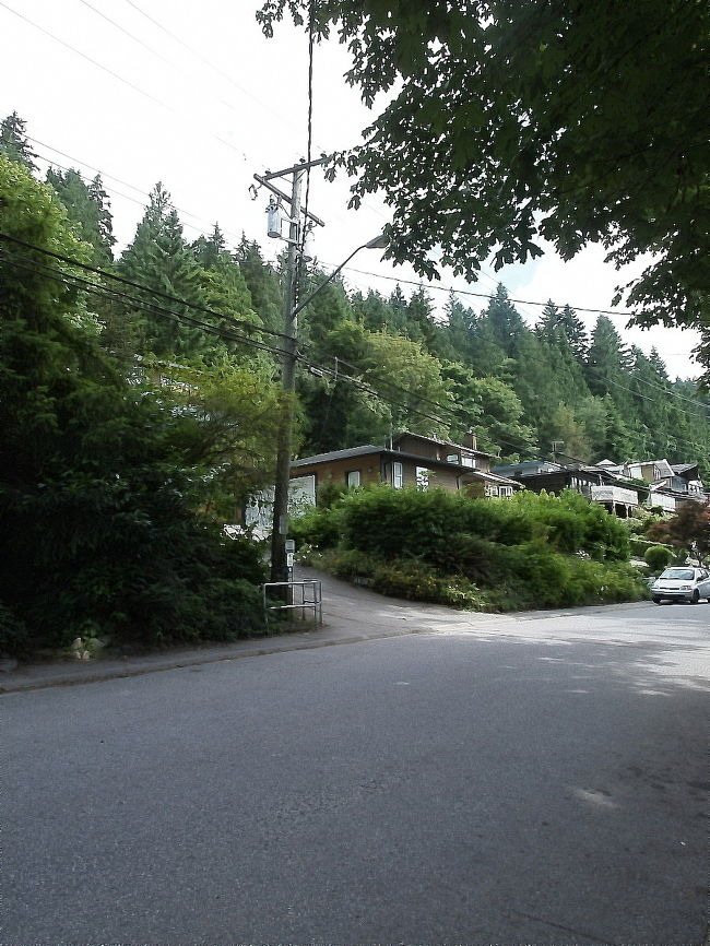 ディープ･コーブは、以前紹介したことがあります。<br />http://4travel.jp/traveler/hastings/album/10636501/<br /><br />海沿いの綺麗なエリアですが、ここから　Quarry Rock まで登るトレイルは、地元の人に愛されているトレイルです。<br /><br />登り口は、こんな住宅街の一隅。<br />知らない人にはちょっとわかりにくい。