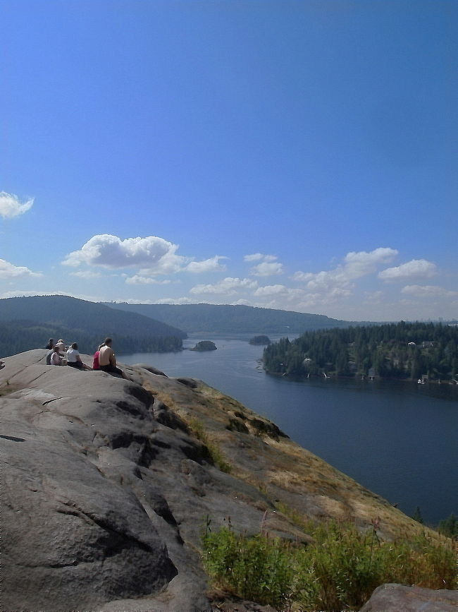 眼下にディープコーブの絶景が見えます。<br /><br />しばらく風に吹かれて、汗がひくのを待ちましょう。<br /><br />来る時にたくさん抜かした大人数のグループはここでランチを食べるみたい。<br />みんなが登ってくる前に下りることにします。