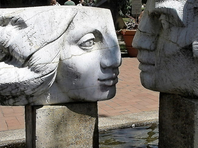 公園の彫像。<br />恋人同士の雰囲気を出して、写真を撮ってみました。<br /><br />これで、ディープコーブのトレイル歩きは終わりです。<br />