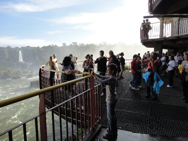 エレベーターで上に上って<br /><br />滝に夢中でここまで撮るゆとりがなかったので田中さんのＨＰから