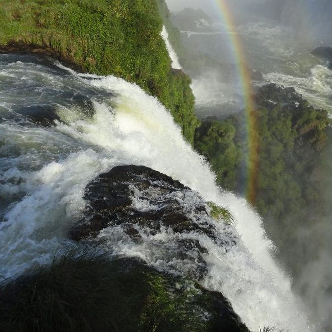 パラグアイ在住田中さんのＨＰからお借りした滝壺の画像