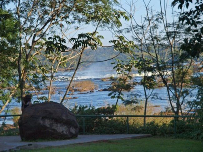 滝の上流は穏やかな流れです。