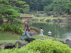 小石川後楽園と共に、東京に残る江戸初期の大名庭園の一つです。

回遊式泉水庭園で、池を中心とした庭園の区画や石の配置は、非常に優れています。

この地はかつては海面でしたが、１６５０年代頃に埋め立てられ、1678年に老中・大久保忠朝の邸地となりました。忠朝は屋敷を建てるにあたり、藩地の小田原から庭師を呼び、庭園を造ったと言われています。庭園は「楽壽園」と呼ばれていました。

その後、幾人かの所有者を経たのち、幕末頃は紀州徳川家の芝御屋敷となりました。明治4年には有栖川宮家の所有となり、同8年に宮内省が買上げ、翌9年に芝離宮となりました。離宮は、大正12年の関東大震災の際に建物や樹木に大変な被害を受けました。

大正13年1月には、皇太子（昭和天皇）のご成婚記念として、東京市（都）に下賜され、庭園の復旧と整備を施し、同年4月に一般公開されました。

昭和54年6月には、文化財保護法による国の「名勝」に指定されました。

