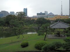 九尺台からの眺め。庭園の向こうに、東京タワーも少し見えています。