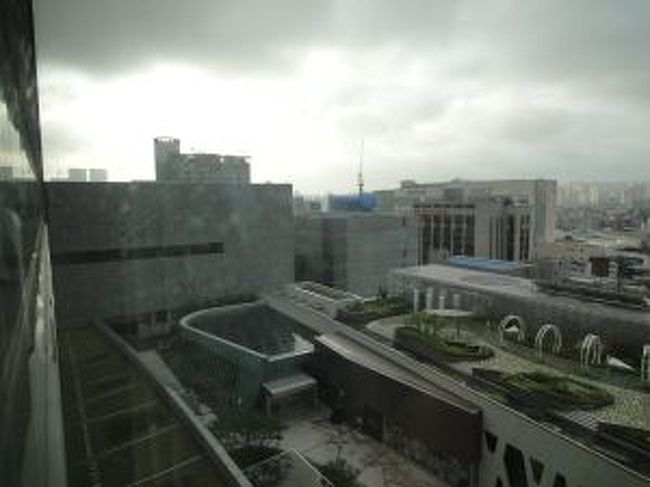 雨のため、朝食をどこですませるか悩みどころ。<br /><br />ホテルからEマートへ行く途中の<br />カフェは8時からやってるようでしたが<br /><br />7時からやってるダンキンドーナツで朝食をとりました。<br /><br />帰りも楽天でシャトルをお願いして金浦空港へ。<br />相変わらず荷物が多いのと<br />雨だったのでシャトルをお願いして正解でした。<br /><br />あっという間の韓国でした。<br />ここから上海へ向かいます。