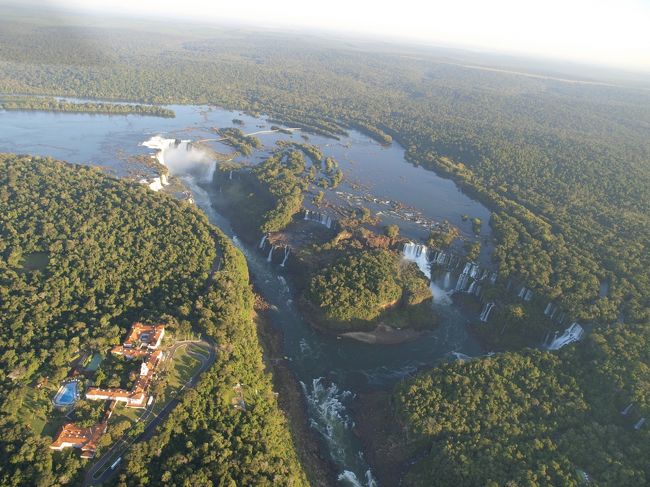 昨日遊んだブラジルサイド（左側）が見えます。<br />大きな白煙が悪魔ののど笛です。