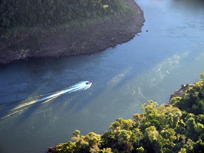 今もボートツアーを楽しんでいる人がいます。