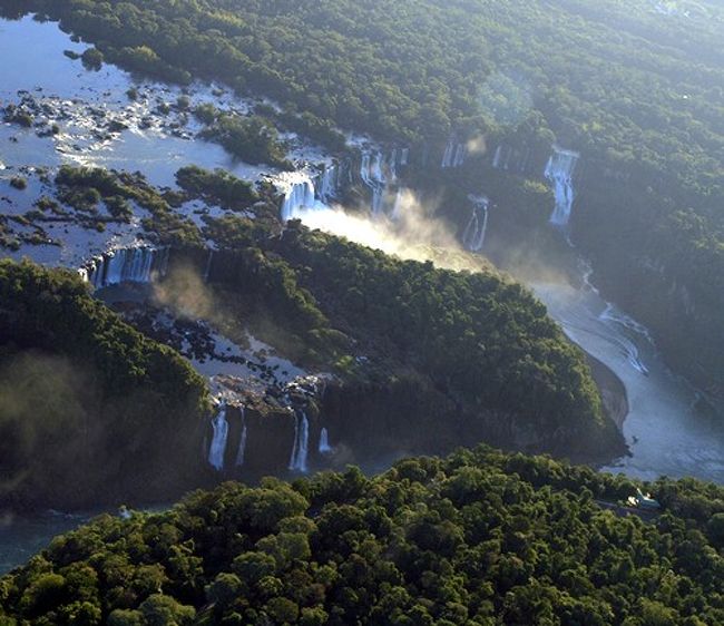この滝のシャワーを浴びたんだ〜〜