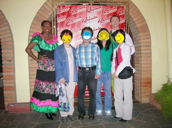 シャワーを浴びてホテルを出発。<br />南米各国の民族音楽とダンスが見られる「ラファイン」のディナーショーへ。私は早速イグアスのヘリポートで買ったバッグを持っていきました。<br /><br /><br /><br />