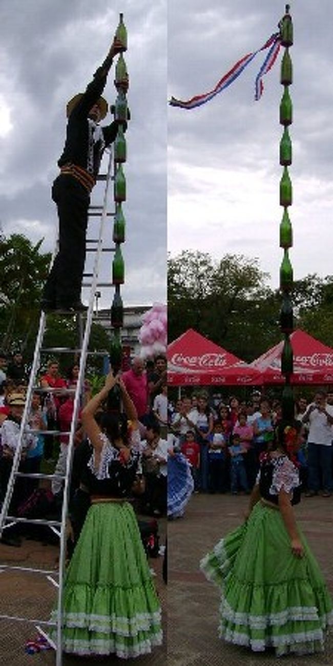 田中さんのHPから拝借<br /><br />コンテストの光景ですが、一本一本男性が積み上げていきます。<br />リボンの付いた瓶が「最後」という印なんですって。<br />くわしくは<br />http://www.geocities.jp/paraguaynaga/asuncion-sanjuan-001.html<br /><br /><br />