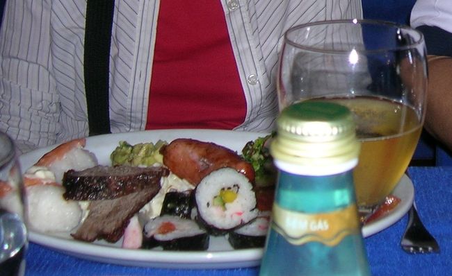 ディナーは世界各国の料理が並ぶブッフェ形式。