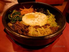 １９３９．韓国料理店「土大力」石焼ビビンバ。メニューには１番人気とあった。