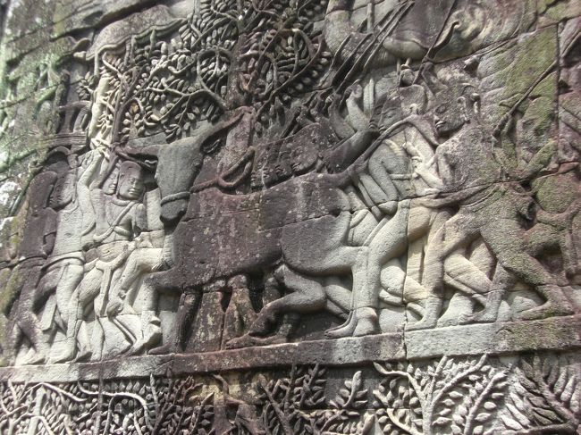 見事なレリーフ。