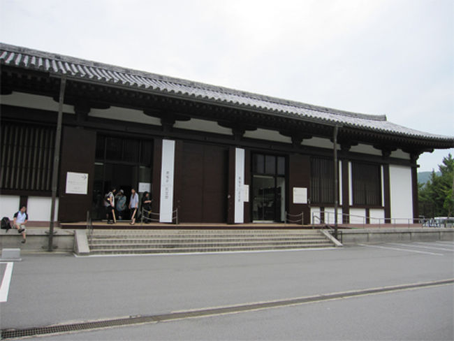 早速、国宝館に入ってみました。<br /><br />もちろん撮影禁止なので、写真はありませんが、とてもよかったです。<br /><br />奈良に来たらここは絶対行ってください！<br />個人的な意見ですが、それくらい良かったですよ（笑）