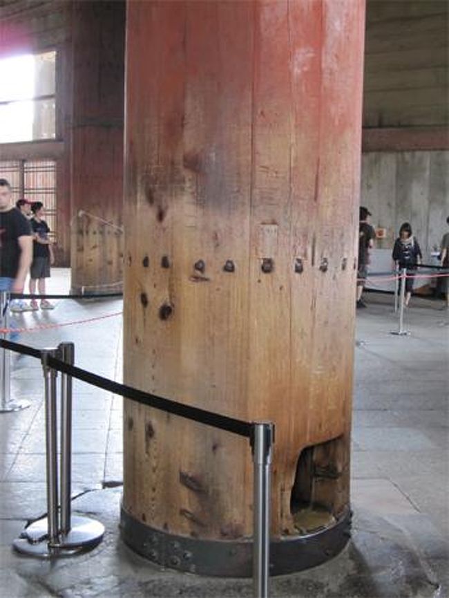 これですね…<br />大仏様の鼻の穴と同じ大きさみたいです。<br />くぐると「無病息災」のご利益があると言われています。<br /><br />自分の前に自分よりがっちりした体格の外国人がくぐってたので、自分もくぐってきました。<br />穴が若干縦長になっているので、横に向いて穴に入るのがいいと思います。<br />今後、挑戦される方はぜひ横向きで…