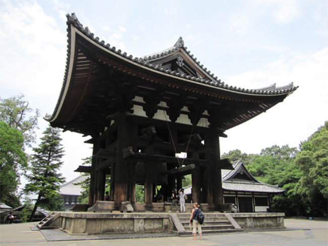 少し歩き、鐘を…