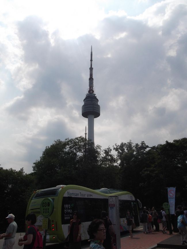  ランチの後、またツアーバスに乗り込み今度はソウルタワーで下車。