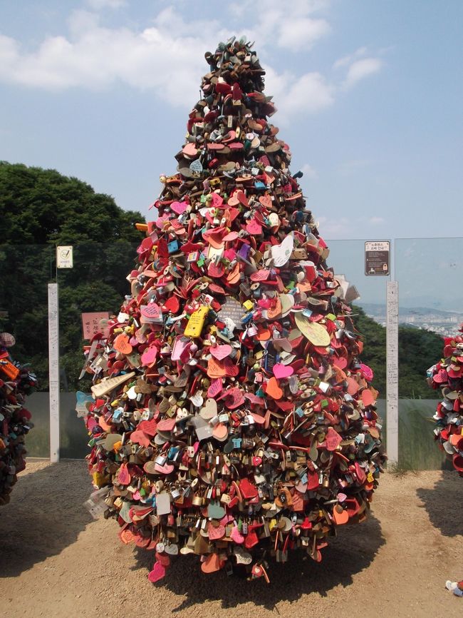 　表の木はカップルがやはり売店で購入した鍵を飾っていました。遠目から見るとクリスマスツリーみたい。