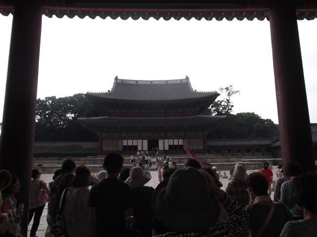 仁政殿（インジョンジョン）<br />この建物は昌徳宮の正殿。こちらで王の即位式、臣下の朝礼式、韓国使臣の接見など、国の重要行事が行われました。この建物を見ると、朝鮮末期の建築様式を見ることができます。 