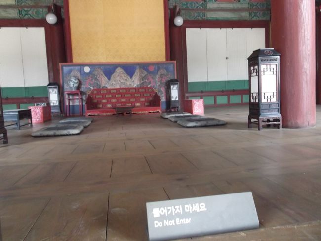 宣政殿（　ジョンジョン）<br />こちらは王が臣下と国政を議論する場所として使っていた所で、現在韓国に残っている唯一の青い瓦の宮殿。瓦の屋根の端に見える小さな石像はお宮を守る守護神として置かれた物で、西遊記の登場人物が並んでいます。