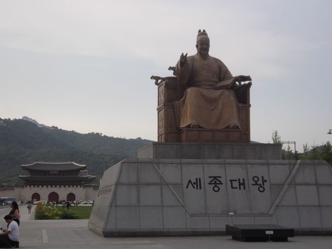 ハングルを作った韓国４代目の王様「世宗（セジョン）大王」像です。