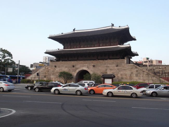 東大門へ来ました。ここの近くにあるタッカンマリ（鳥一匹鍋）通りというところがあるそうで、今日はそこで夕食を取ります。