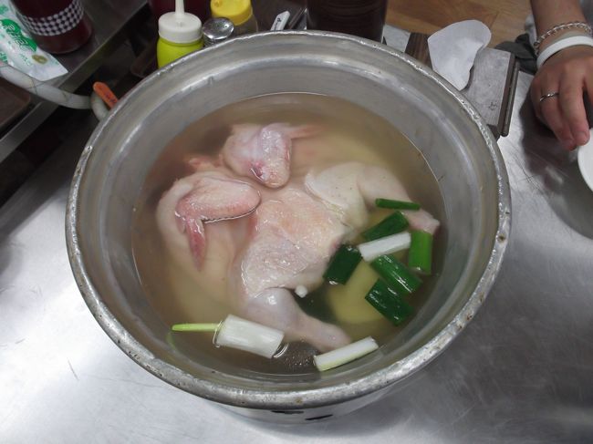 席に着くと本当に鳥一匹が入った鍋が出てきました。