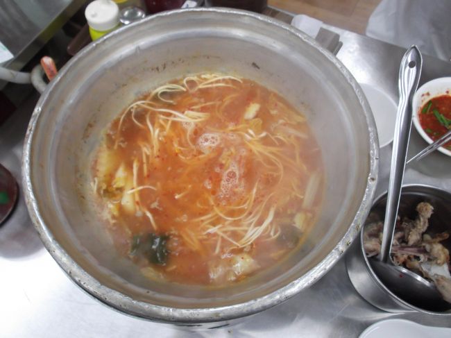 しめはククス（うどん）を入れて食べます。