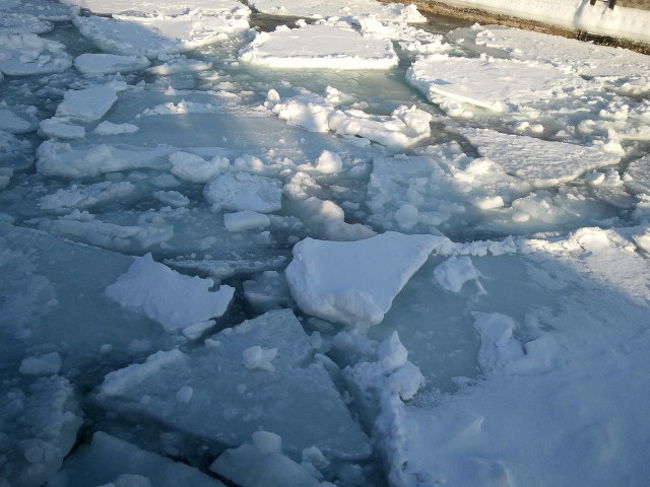 ガリンコ号が通ると流氷が粉々に…