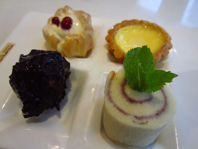 せっかくなので、甘いものも。これはアフタヌーンティーセットのAセット。<br /><br />セットを3つ頼んだので飲み物も3つ。かなりお腹いっぱいになりました。