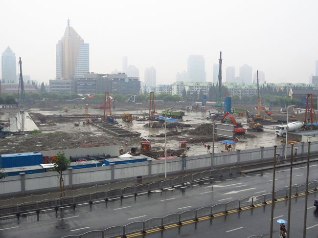 レストランの窓の外は工事中…<br /><br />まだ雨が降ってました。