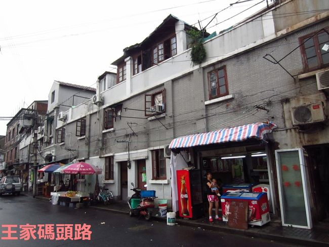 泣いている赤ちゃんをあやしているお母さんがいました。