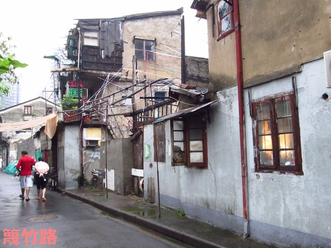 こっちの路地を歩いてみよう。