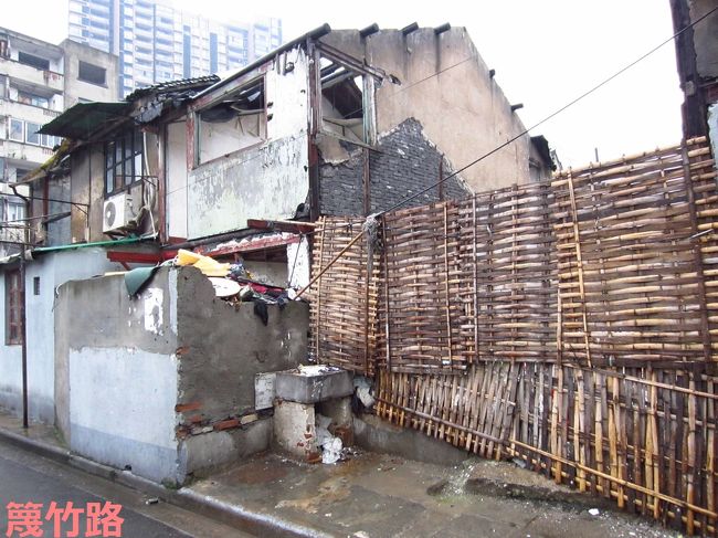 ここで写真を撮っていると、ある男性に話しかけられました。「ここらへんの建物はもう来年にはないと思うよ」って。私が「でもまだ住んでる人がいるのに？」と聞いたら、「住んでるっていっても2，3軒だよ。立ち退きの条件でまだ市ともめてるのさ」と答えが返ってきました。こういうところに住んでいる人たちは住宅条件が悪く、貧しそうに思えるかもしれませんが、実はすでにこの場所以外にマンションを購入していて、さらに立ち退きで市から補助金とマンションが与えられるのだそうです。