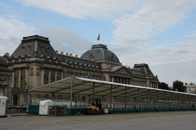 王宮前の広場には観客席のような設備が出来ています。<br /><br />夏の間王宮は解放されているはずですが、今日は見学できそうもないです。