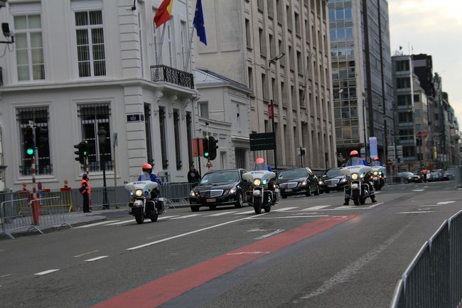 ブリュッセル公園と国会議事堂の間のル・デ・ラ・ロア通りを白バイ(?）が先導して要人の黒塗りの車が通ります。