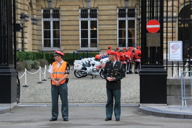 地味な建物に見えたので、国会とは思いませんでした。<br />ポリスかミリタリーか分かりませんが、この人達は割とカラフル。