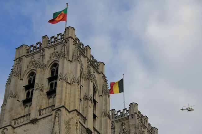 聖ミッシェル大聖堂付近は人出がすごい事に<br />カテドラルで、記念式典があるらしく、各国の要人やベルギーの皇室の方々が集まって来ています。