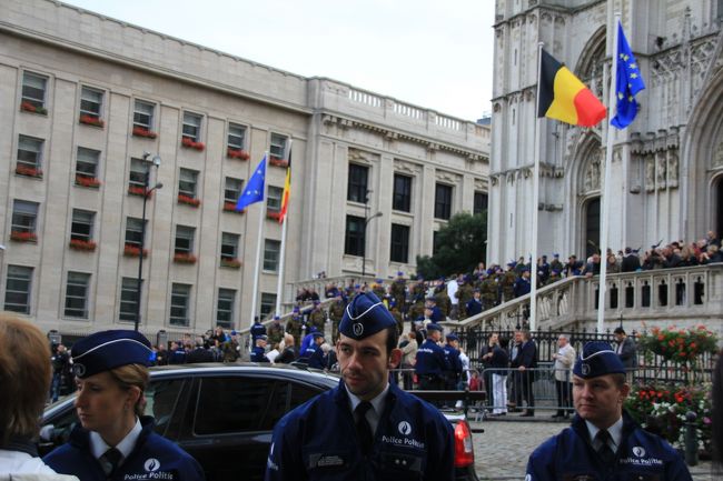 カテドラル前の広場に、ポリスがぐるりと立って入口を固めています。<br /><br />一緒に写真を撮ってくれたり、友好的ではあります。