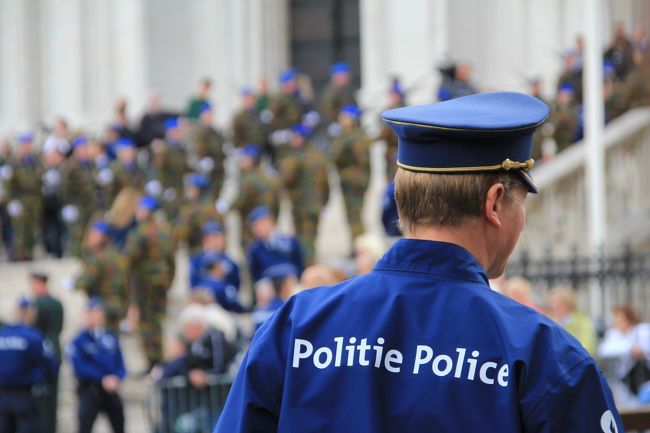 カテドラルへの階段には、いかにもミリタリーっぽい迷彩服が並んでいます。