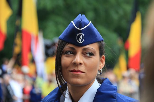 美しい彼女はちょっと目立っていました。