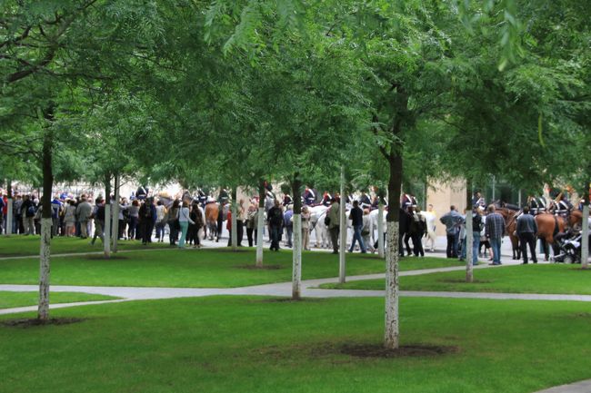 教会前の公園。<br />ぐるっと騎馬隊が取り囲んだ。