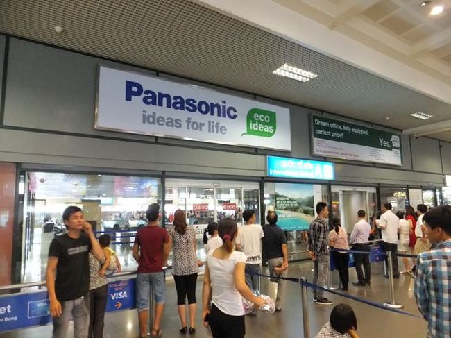 7月24日（火）<br /><br />　初ベトナム上陸<br /><br />　ハノイ　ノイバイ空港に到着です。<br /><br />　到着口はＡ<br /><br />　案の定、予約したホテルの迎えが来ていません。<br />ホテルにＴＥＬしたら、「タクシーで来てください」みたいな事を言われまましたが、相手は早口英語で、発音も聞き取りにくいので、正確な事が分かりません。<br /><br />　「日本語のできるスタッフに代わってください」と言ったつもりですが、一向に代わろうとしません。<br />　なんちゃって英単語会話で、どうにか現状を伝えました。<br /><br />当初は、路線バスでホテルまで向かうつもりでしたが、<br />ホテルマネージャーとメールでやり取りしていると。<br />この空港はトラブルが多いので、ホテルの送迎する車で来ることをお勧めします。との事で、お高い車（13＄）を予約したのに、「タクシーで来てください」との一声に、少し不信感が湧いています。<br /><br />ここハノイではアメリカドル（＄）とベトナムドン（ＶＮＤ）が両方流通しています。<br /><br />　